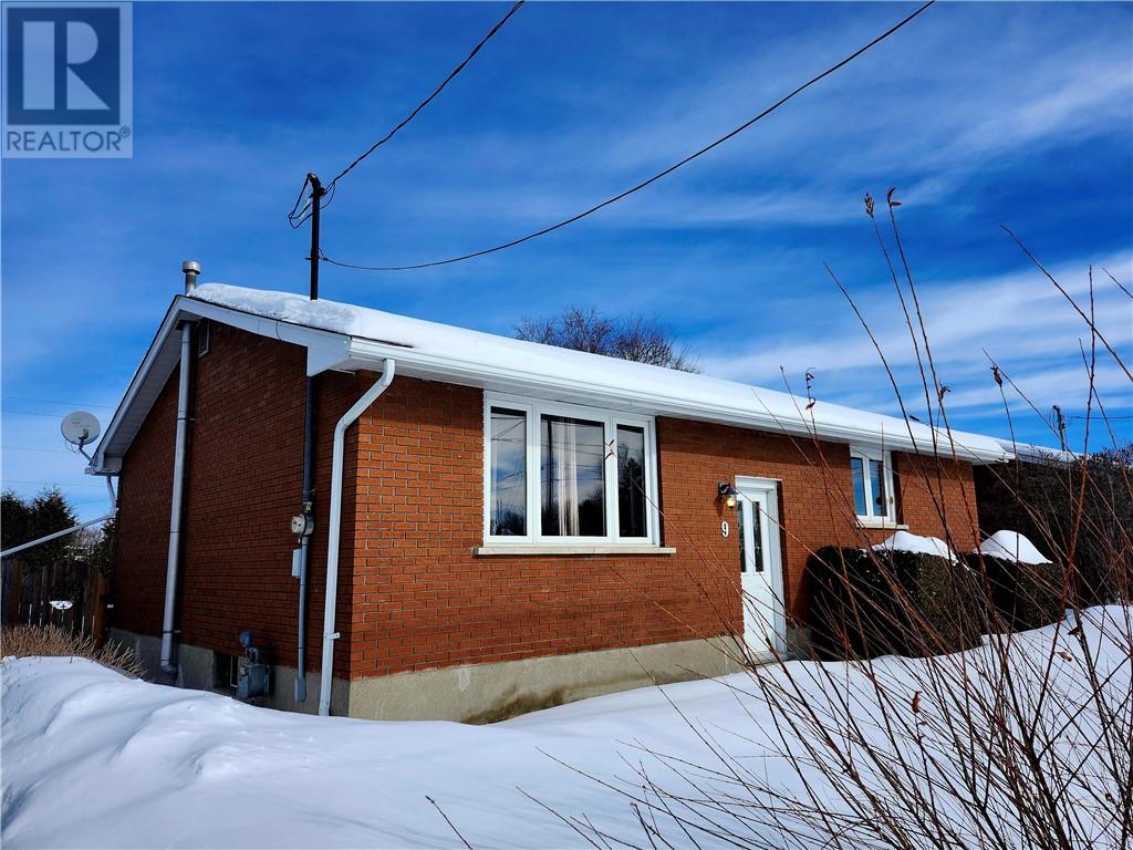 9 Falcon Street - Photo 4 of 24, Chelmsford, Ontario