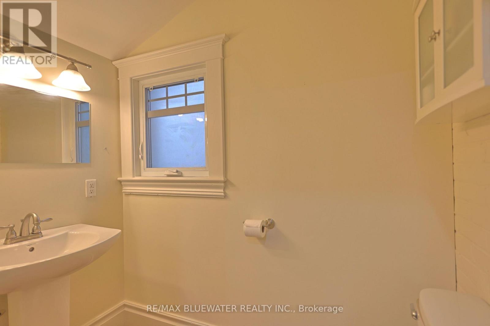 Single Family House for Sale in  PARKHILL MAIN STREET North Middlesex (Parkhill) 