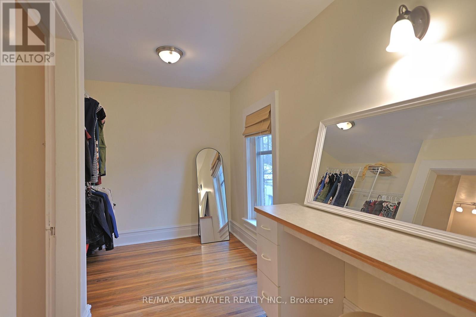 Single Family House for Sale in  PARKHILL MAIN STREET North Middlesex (Parkhill) 