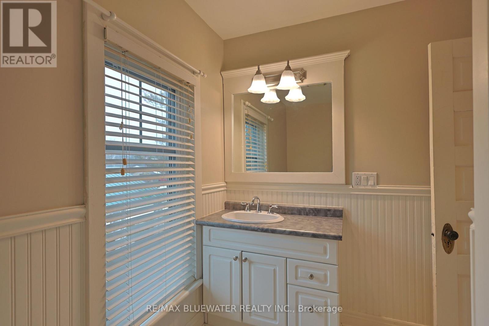 Single Family House for Sale in  PARKHILL MAIN STREET North Middlesex (Parkhill) 