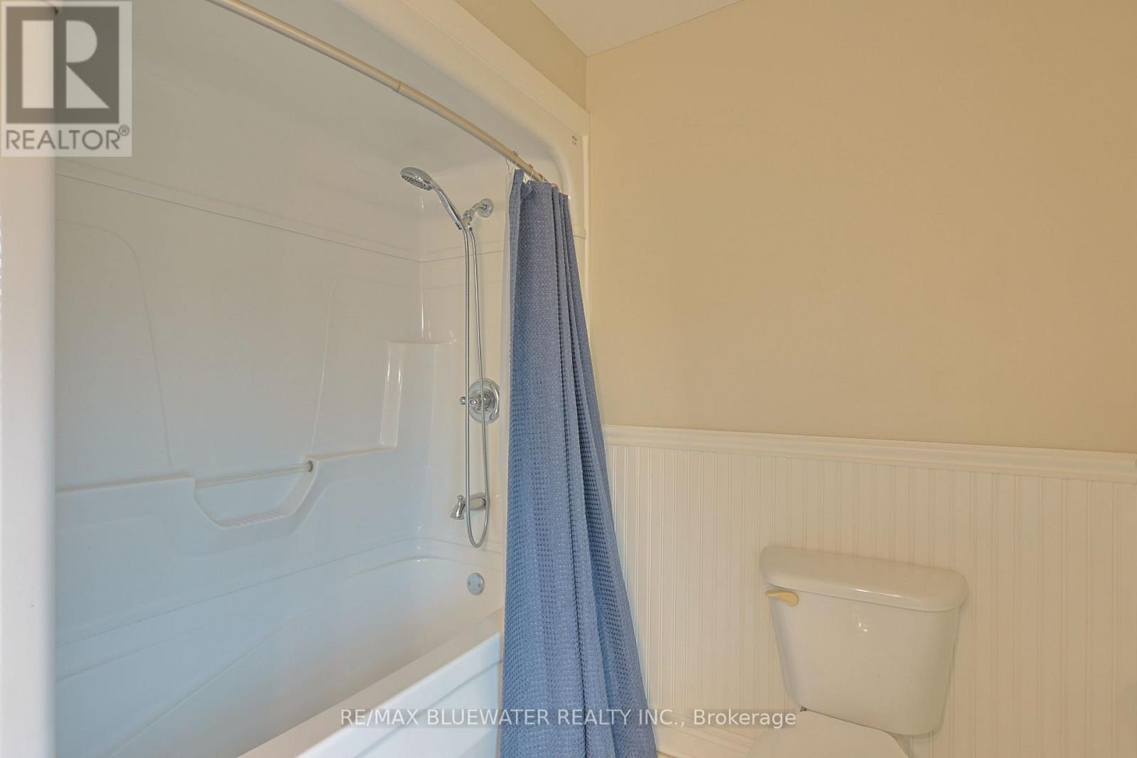 Single Family House for Sale in  PARKHILL MAIN STREET North Middlesex (Parkhill) 