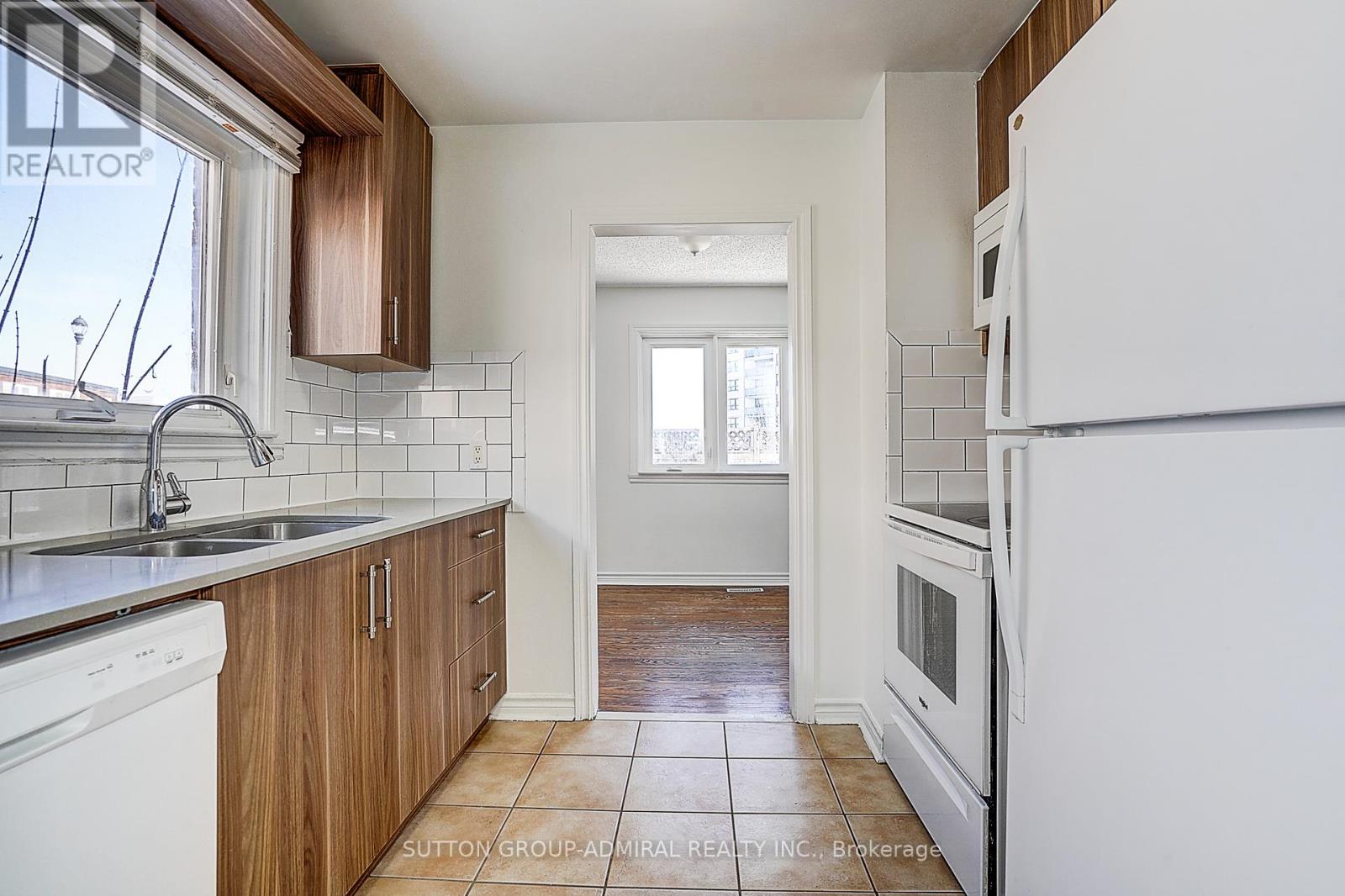 7 TOWNHOUSE CRESCENT - Photo 5 of 36, Brampton (Brampton East), Ontario