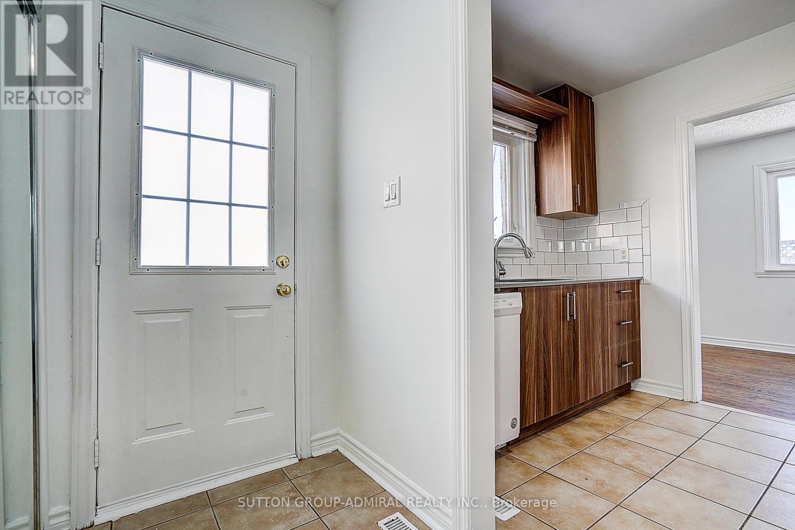 7 TOWNHOUSE CRESCENT - Photo 3 of 36, Brampton (Brampton East), Ontario