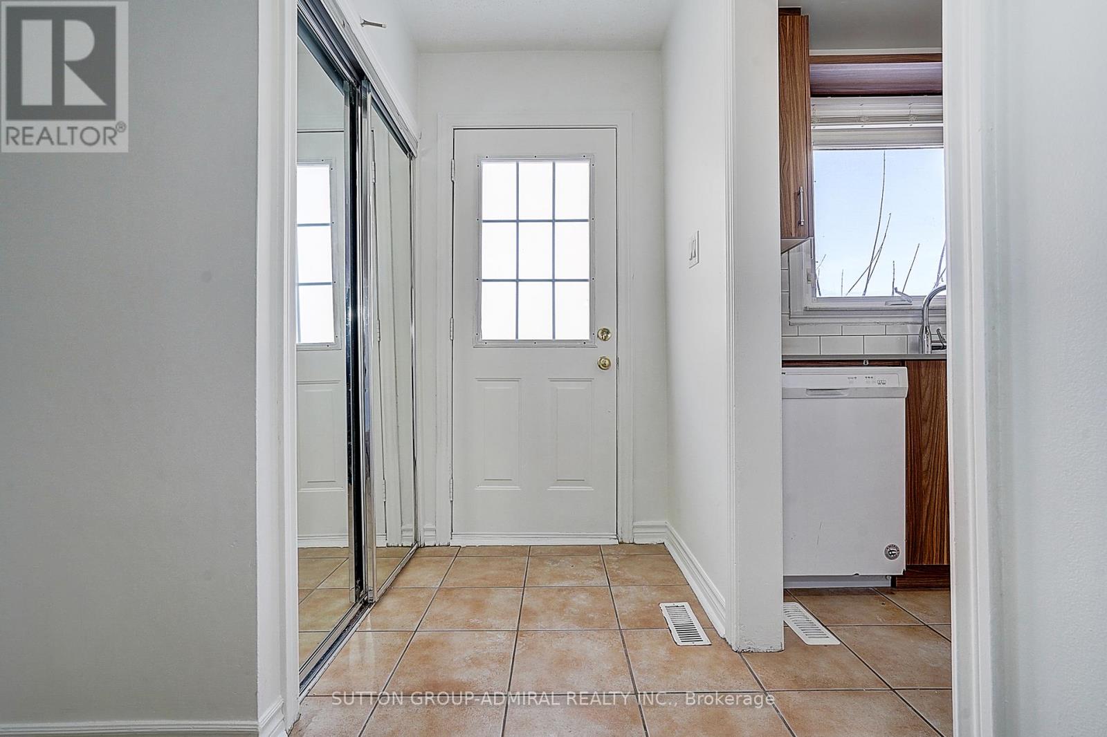 7 TOWNHOUSE CRESCENT - Photo 2 of 36, Brampton (Brampton East), Ontario