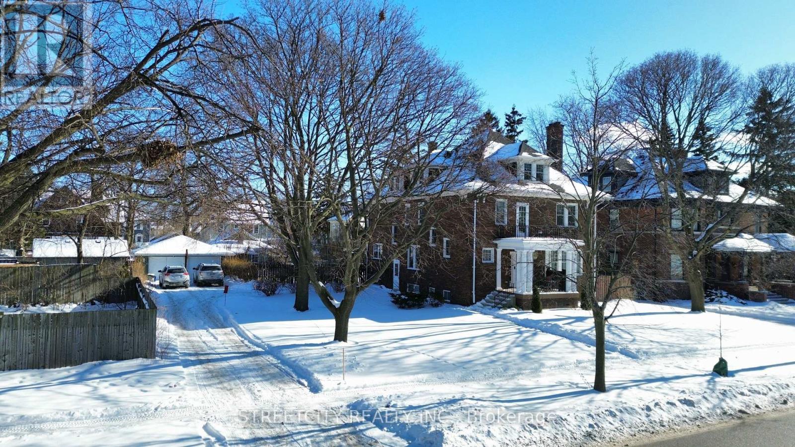 326 Vidal Street North