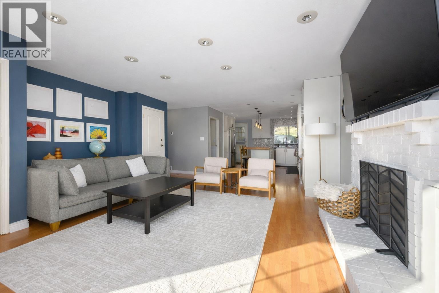 2735 TEMPE KNOLL DRIVE - Photo 3 of 40, North Vancouver, British Columbia