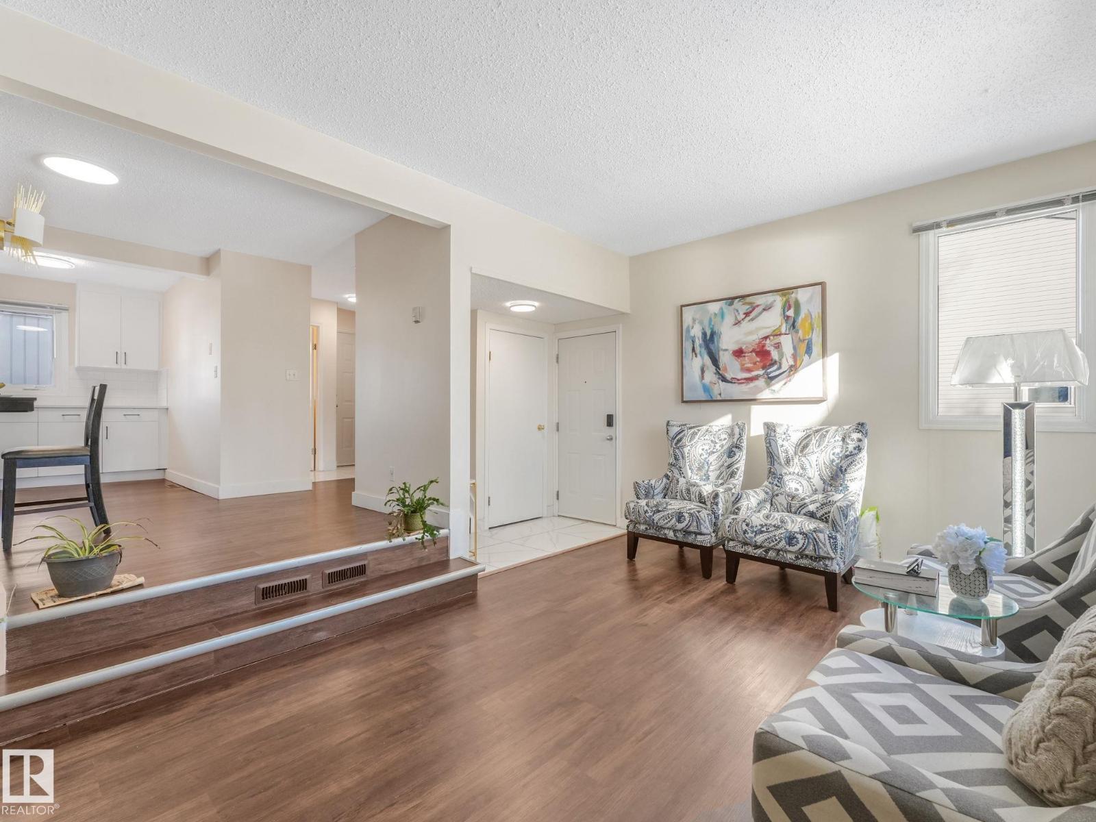 12 AKINSDALE GARDENS