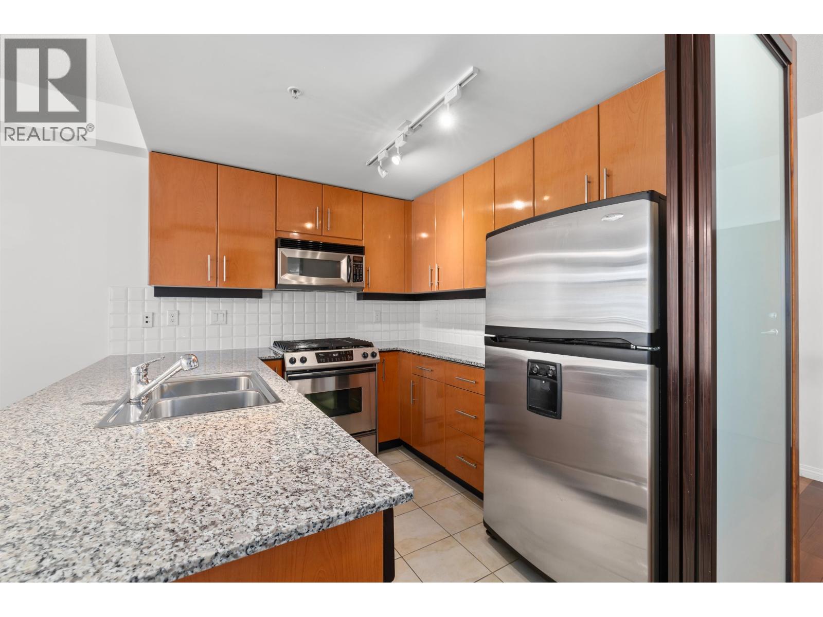 307 100 E ESPLANADE AVENUE - Photo 2 of 40, North Vancouver, British Columbia