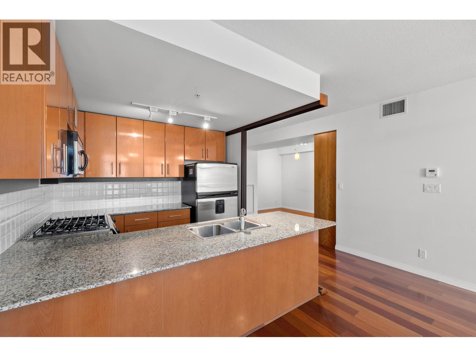 307 100 E ESPLANADE AVENUE - Photo 3 of 40, North Vancouver, British Columbia