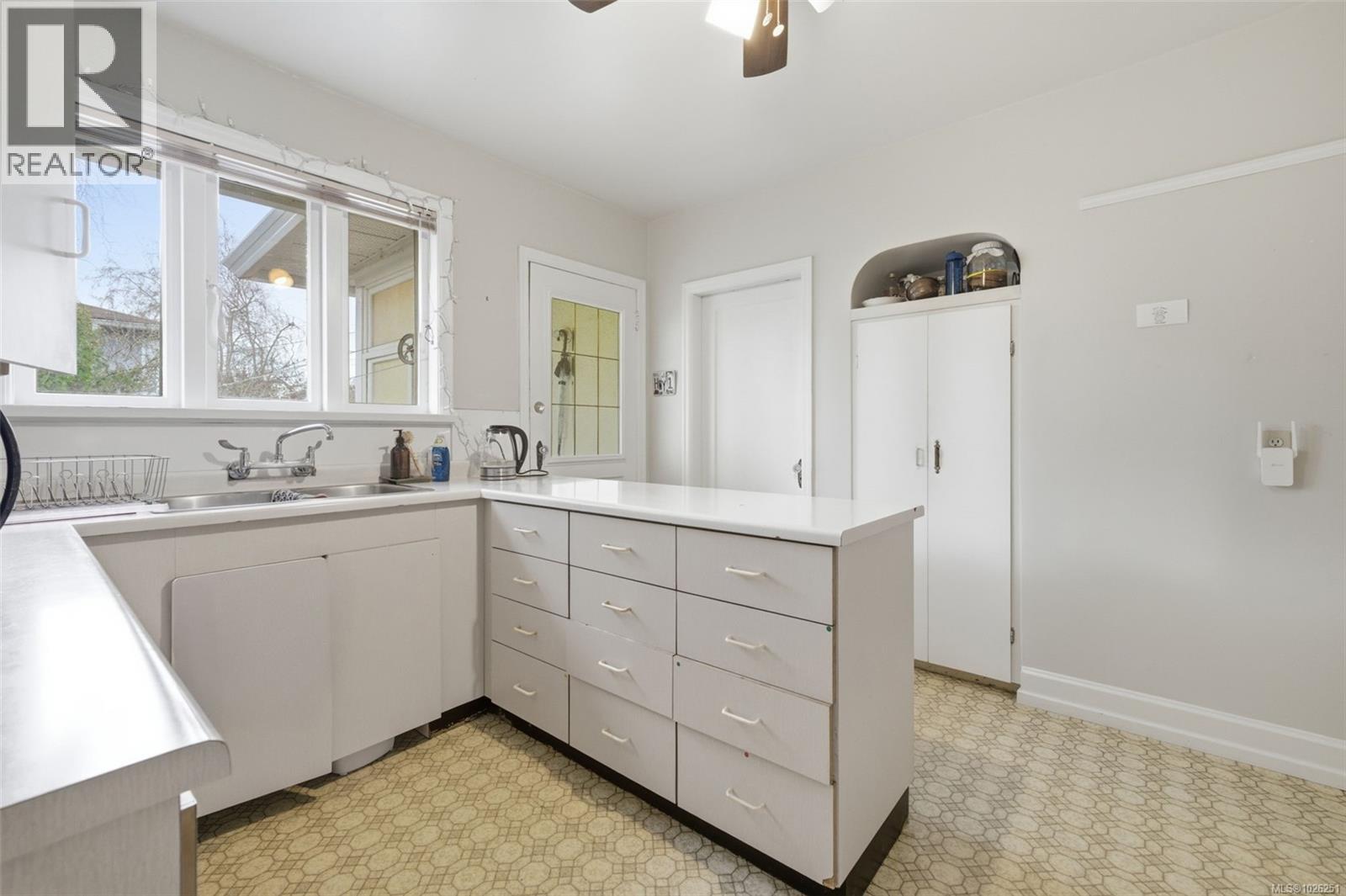  990 Hampshire Road, Oak Bay