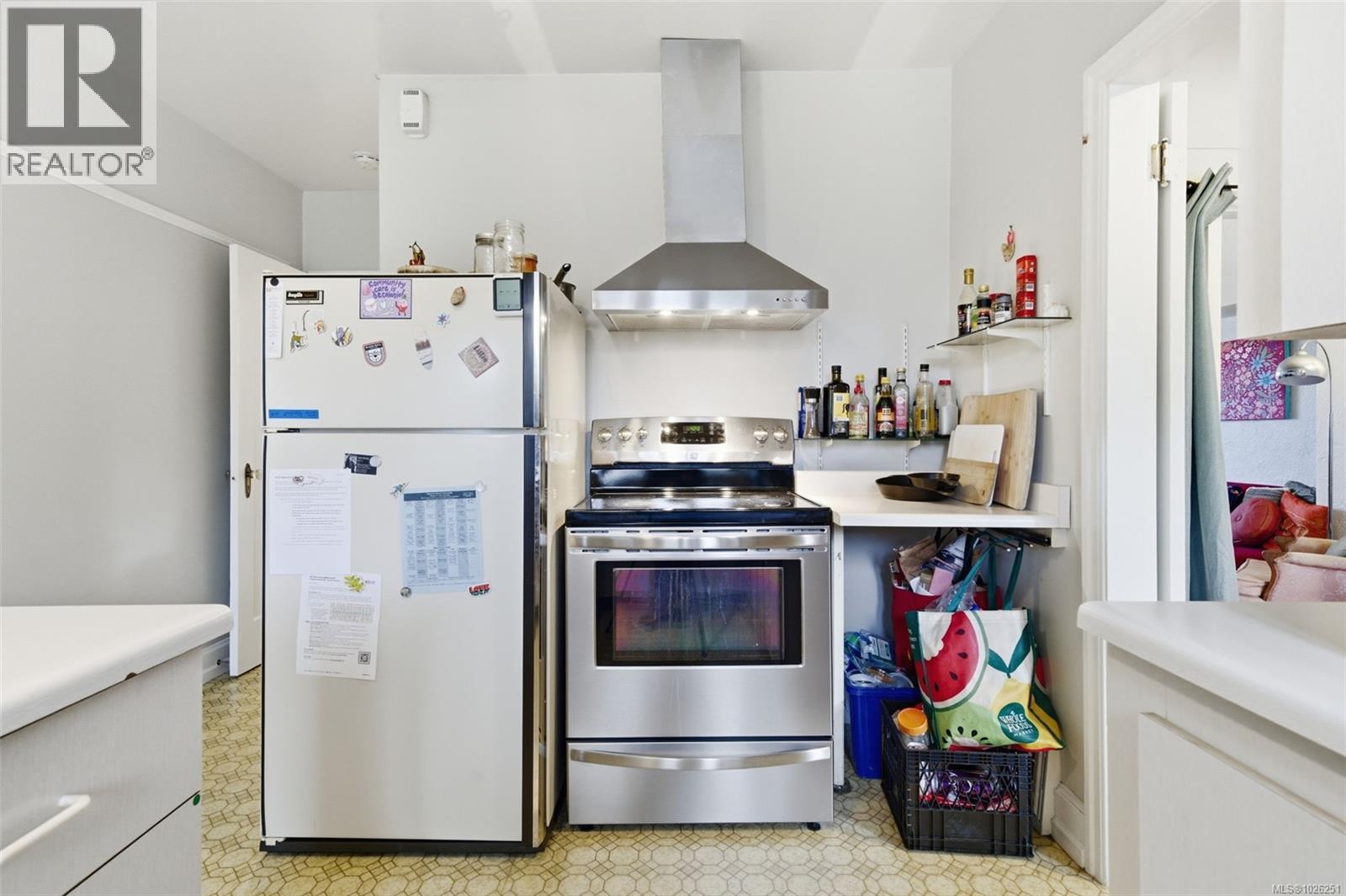  990 Hampshire Road, Oak Bay