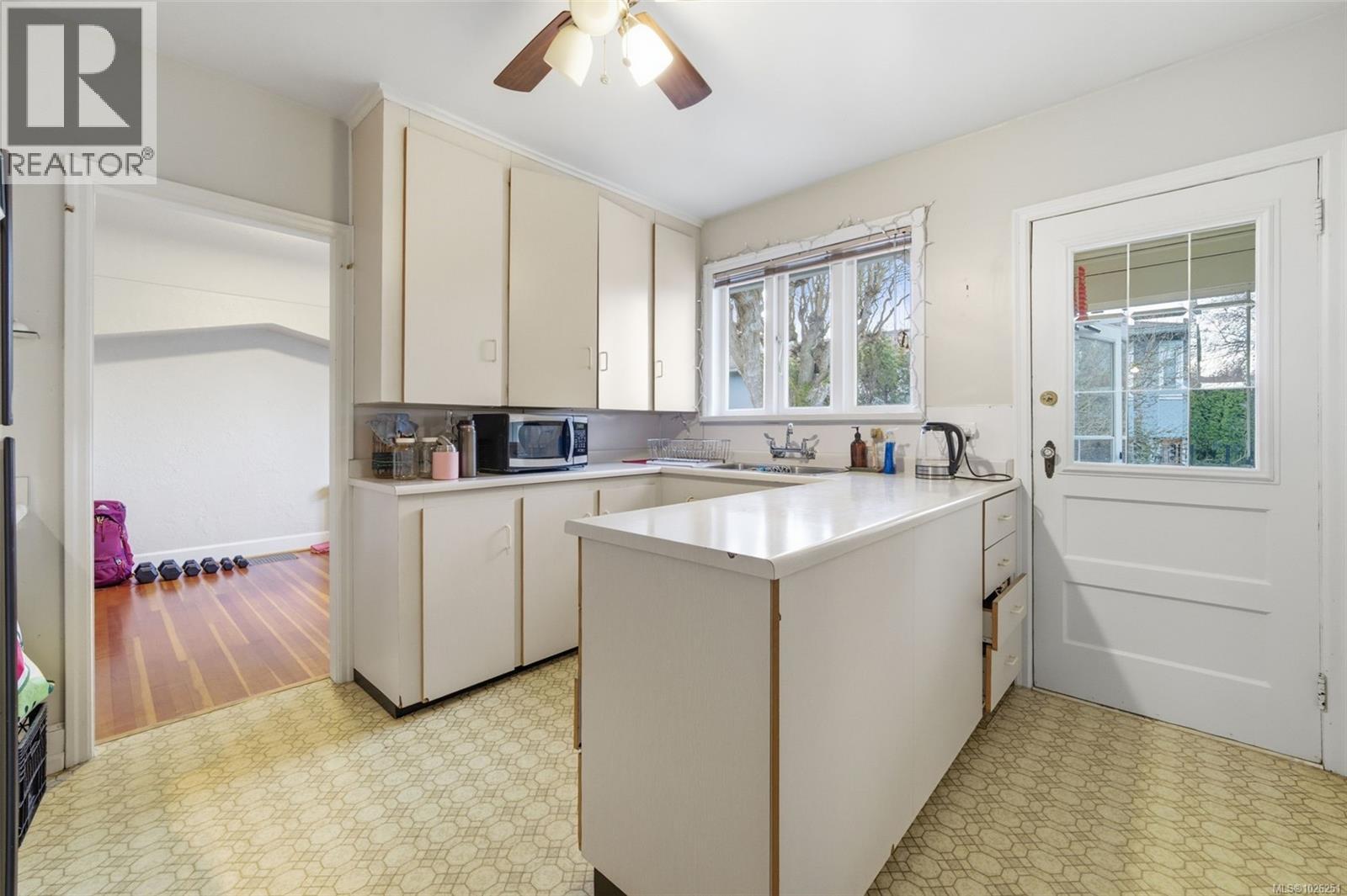  990 Hampshire Road, Oak Bay