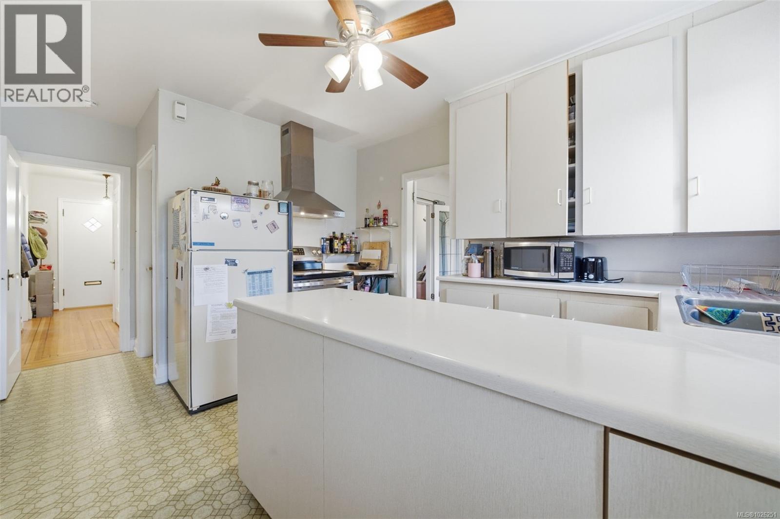  990 Hampshire Road, Oak Bay