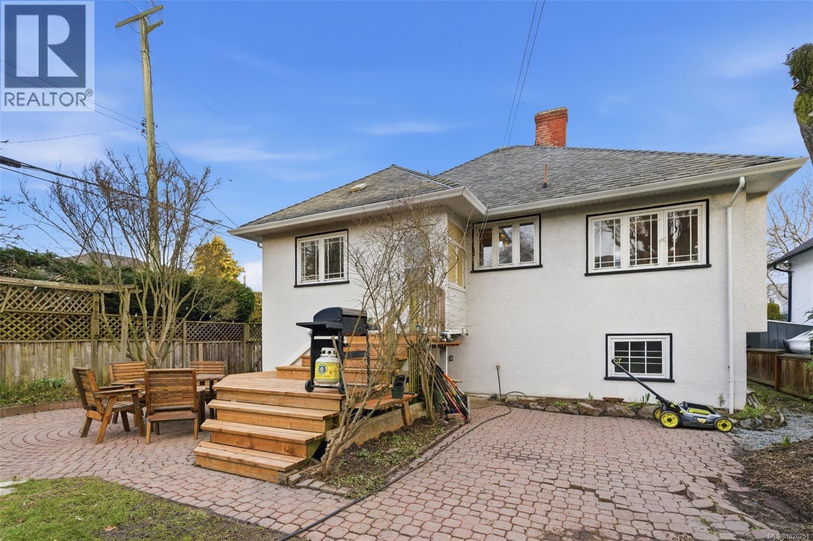  990 Hampshire Road, Oak Bay