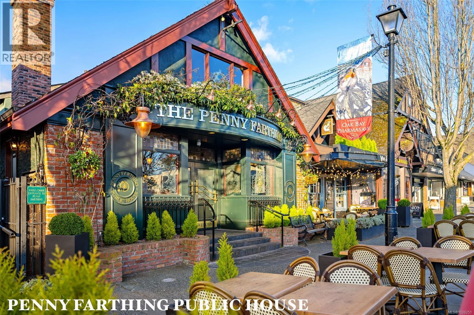  990 Hampshire Road, Oak Bay