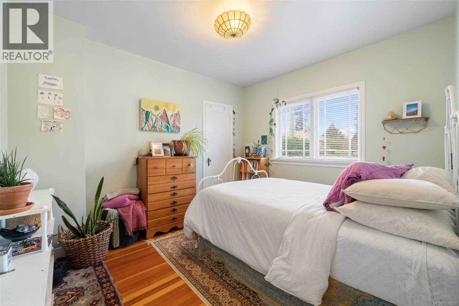  990 Hampshire Road, Oak Bay