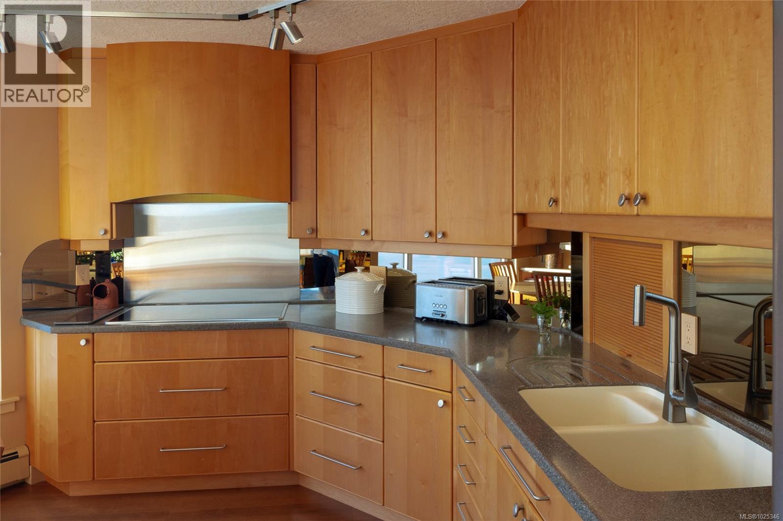 902 670 Dallas Road, Victoria