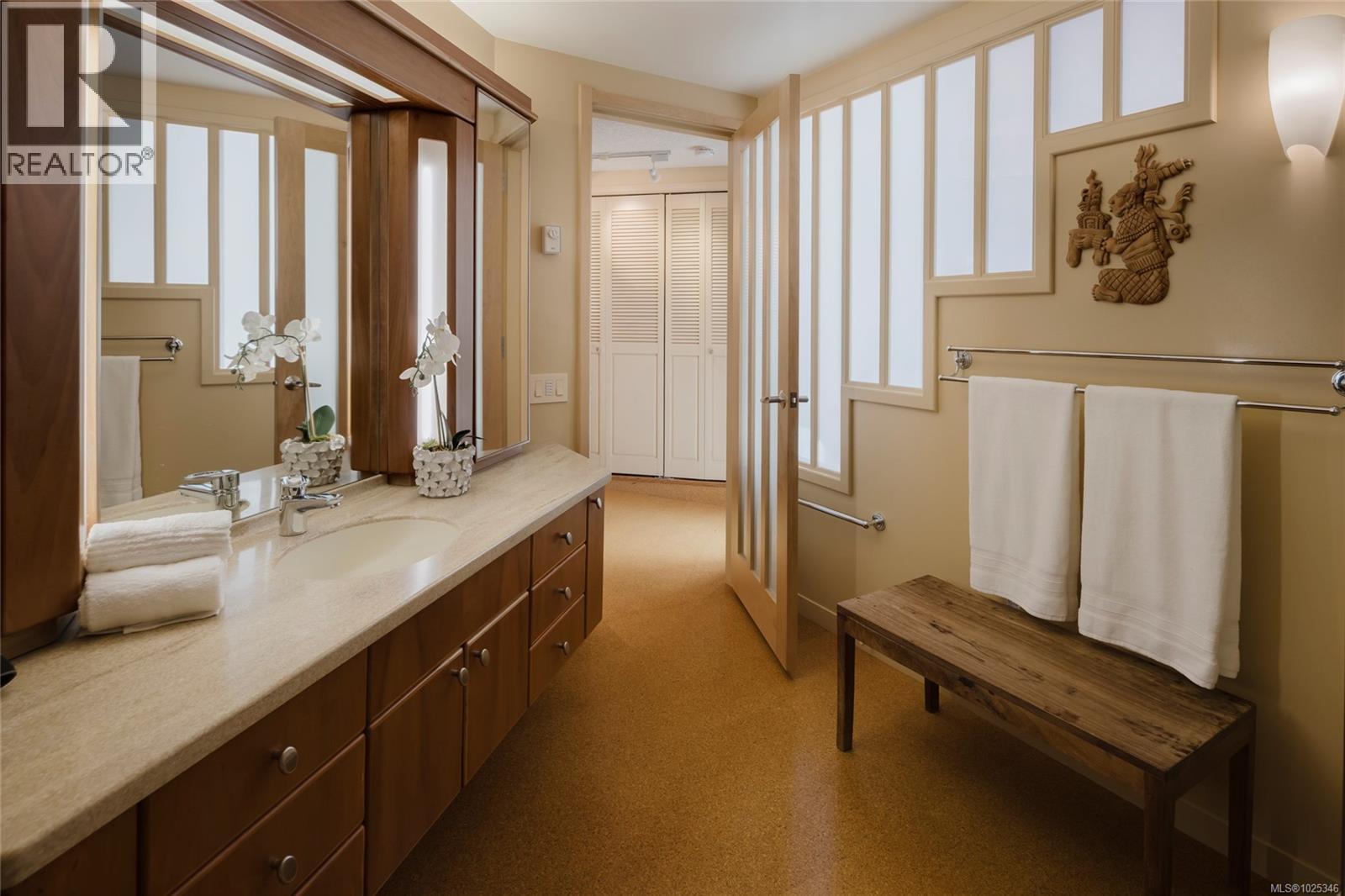 902 670 Dallas Road, Victoria