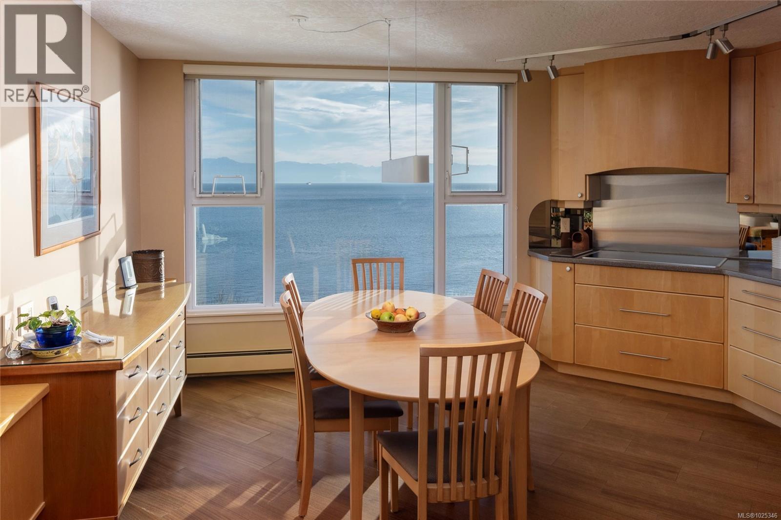 902 670 Dallas Road, Victoria