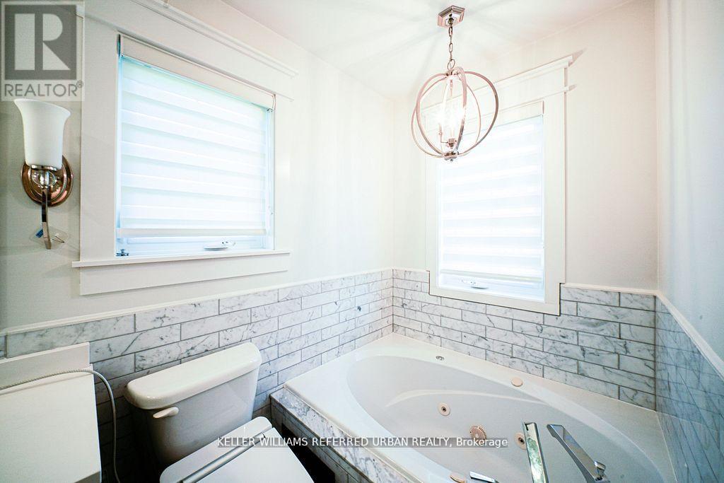 #68 16 SPRUCEDALE WAY - 18