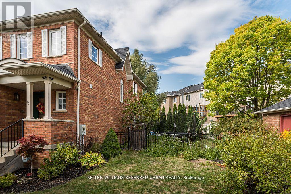 #68 16 SPRUCEDALE WAY - 28