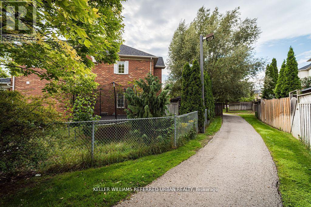 #68 16 SPRUCEDALE WAY - 33