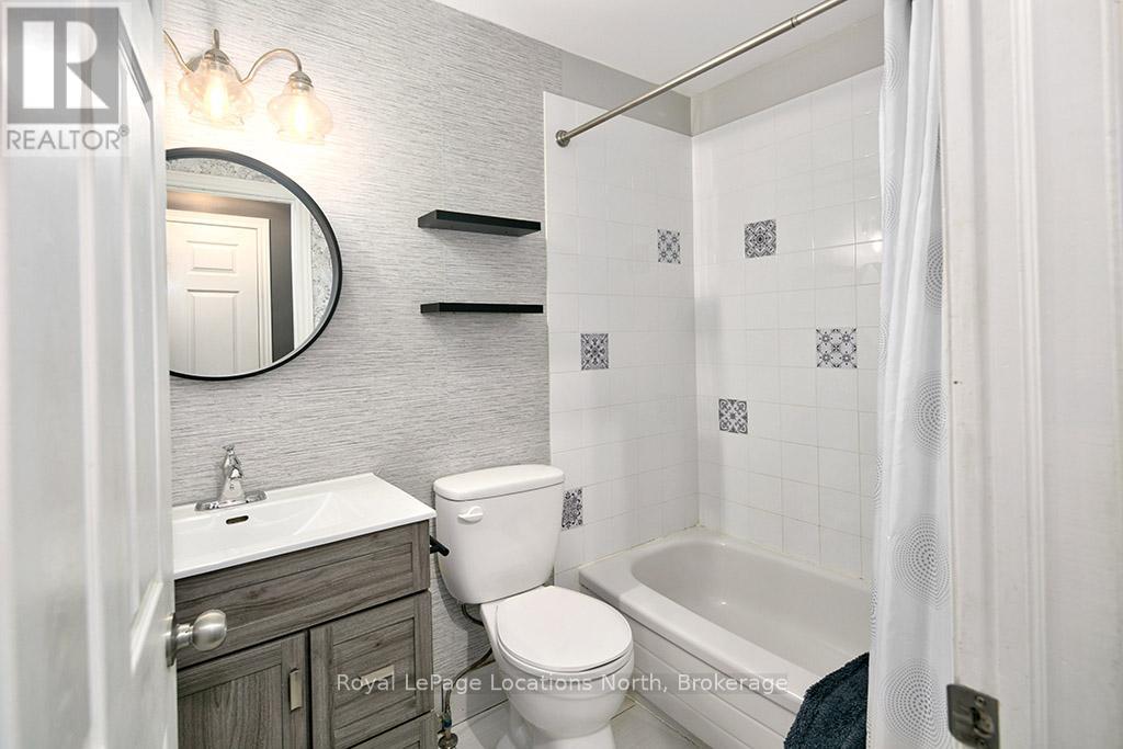 Main Floor 4pc Bath