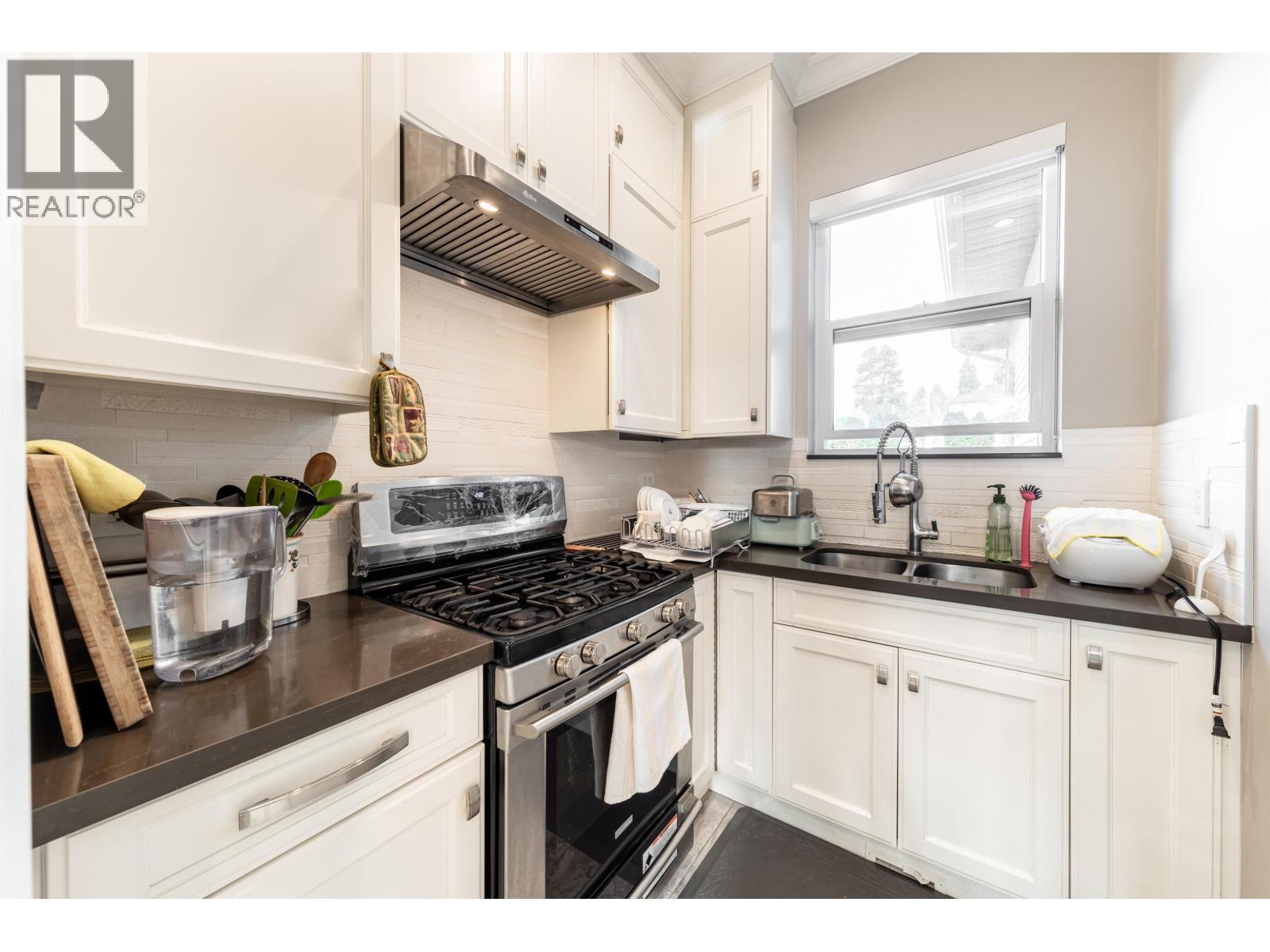 6326 DAWSON STREET, Burnaby