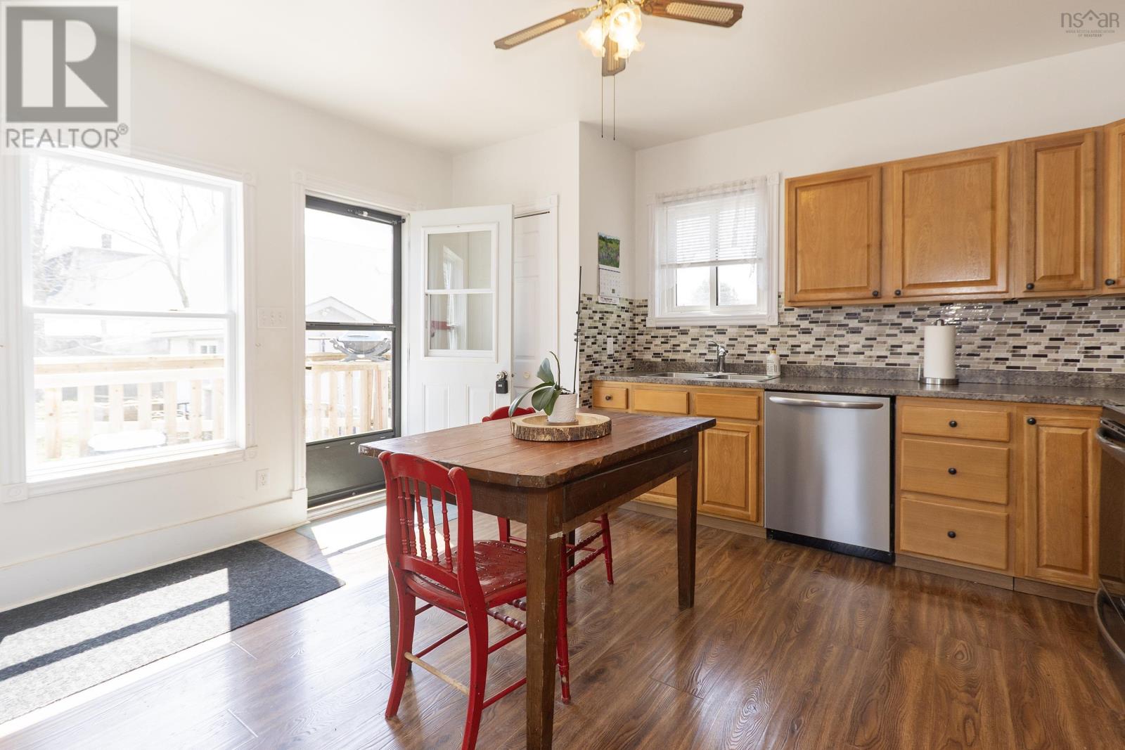 Property 11 of 30 of 100 Queen Street