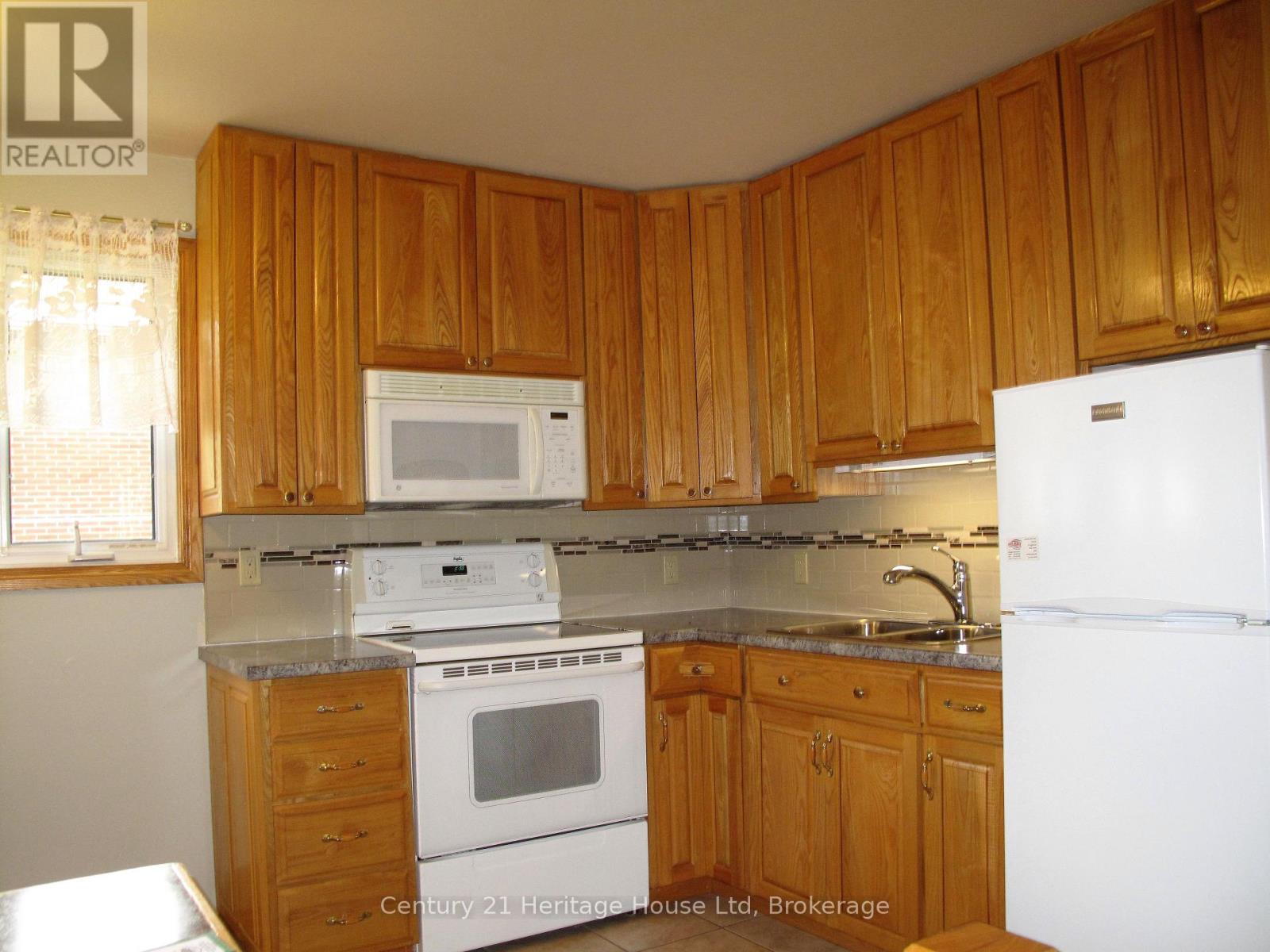 22 LOUISA DRIVE - Photo 5 of 33, Guelph (St. George's), Ontario