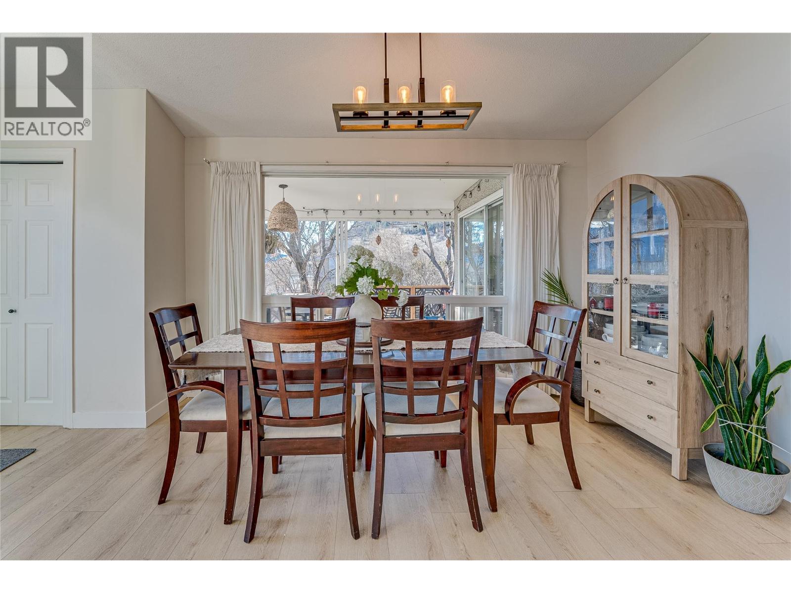 8700 Lakeview Drive, Coldstream