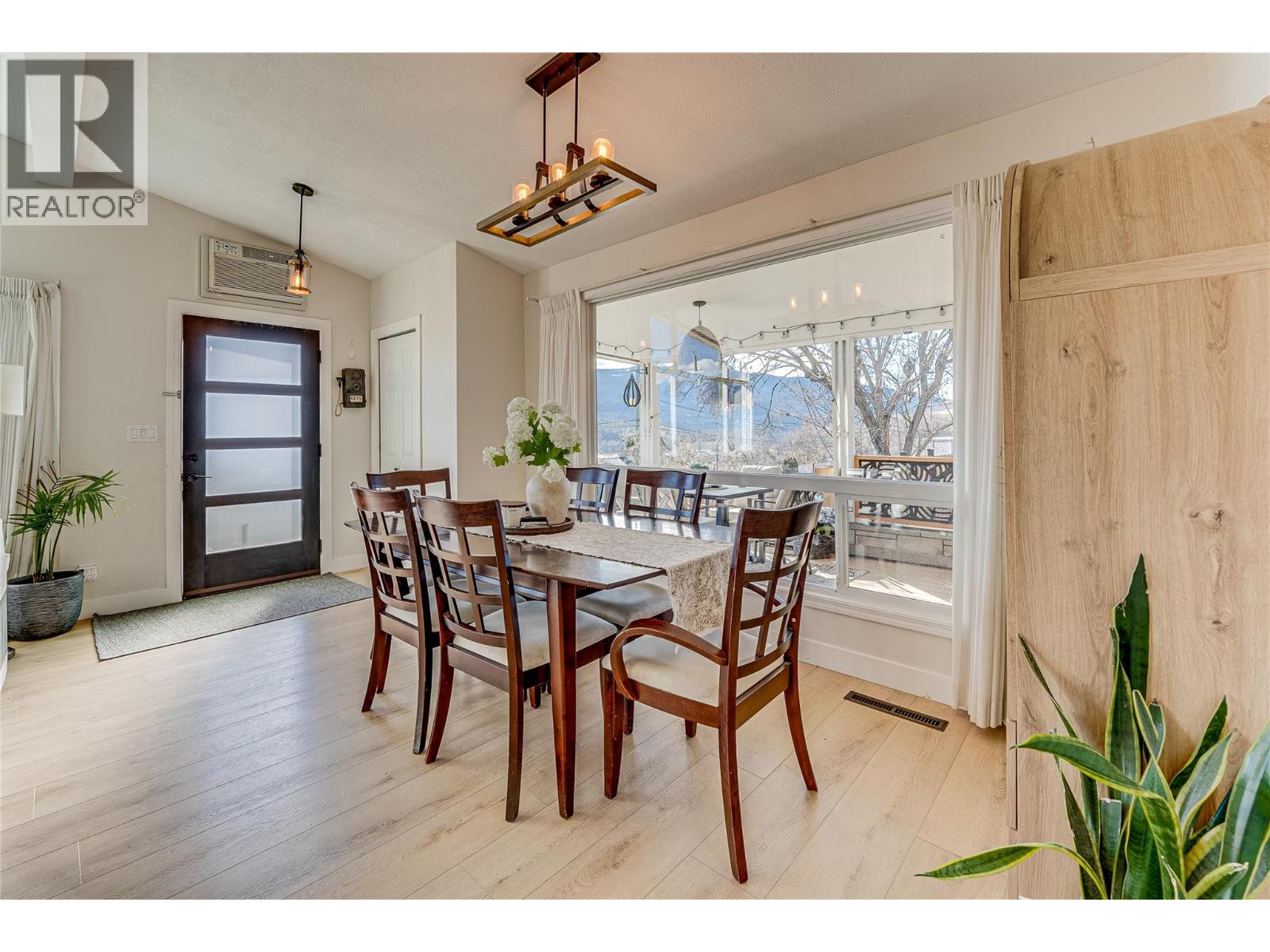 8700 Lakeview Drive, Coldstream