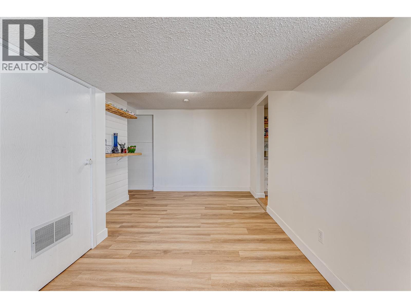 8700 Lakeview Drive, Coldstream