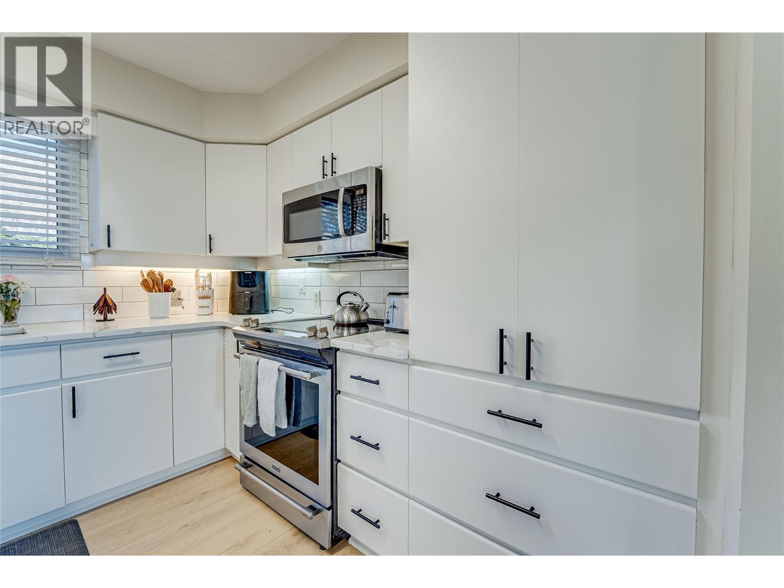 8700 Lakeview Drive, Coldstream