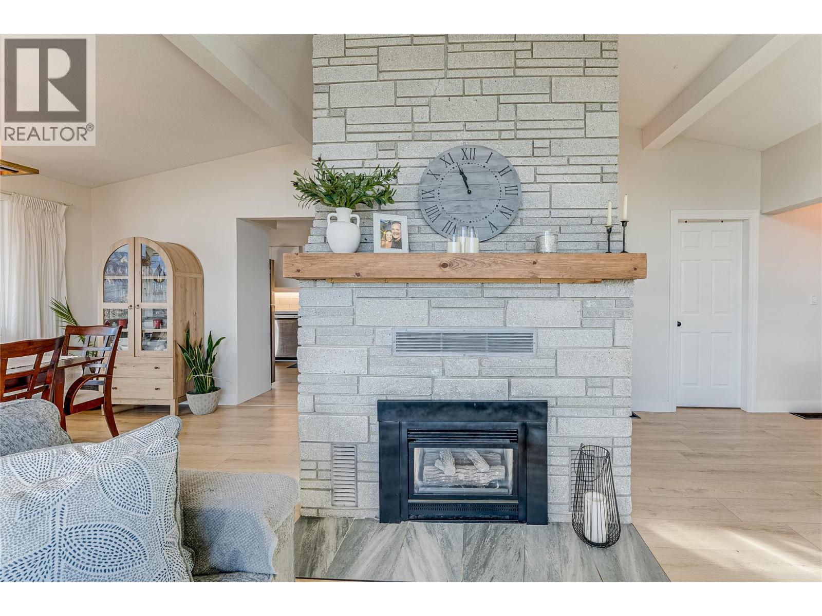 8700 Lakeview Drive, Coldstream