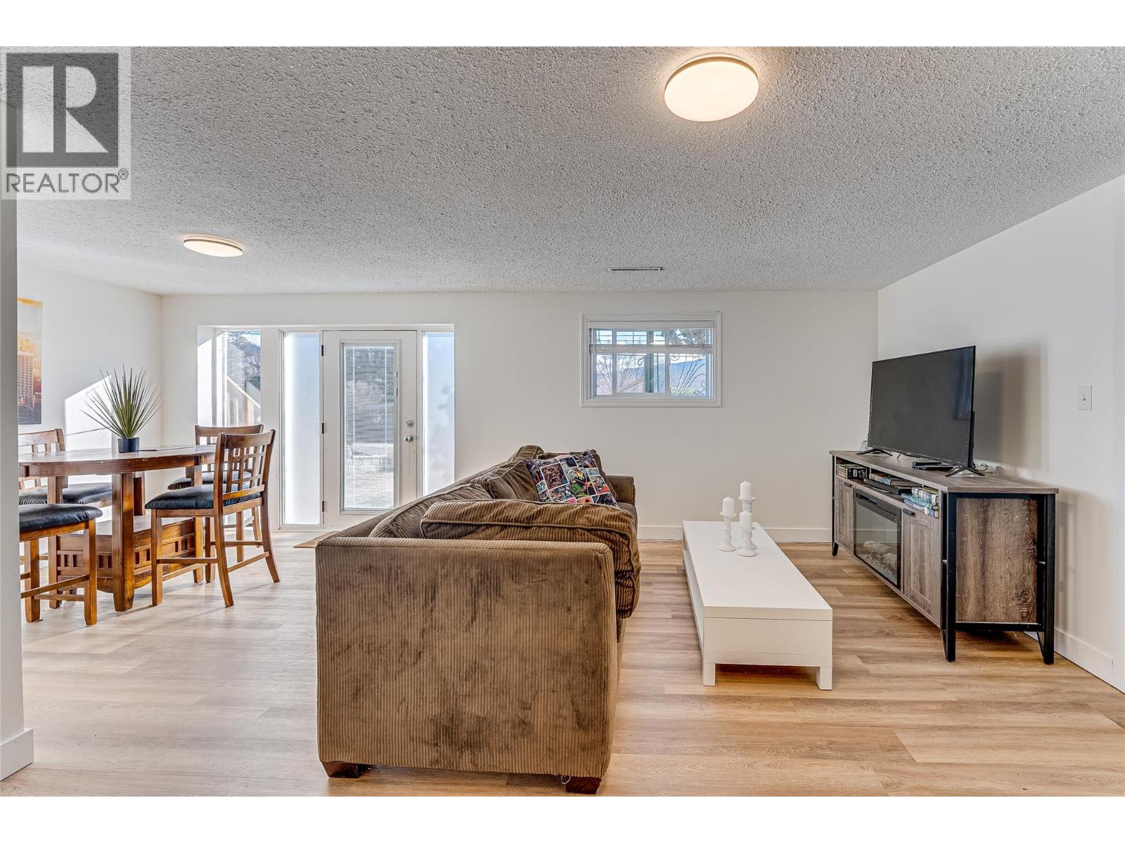 8700 Lakeview Drive, Coldstream