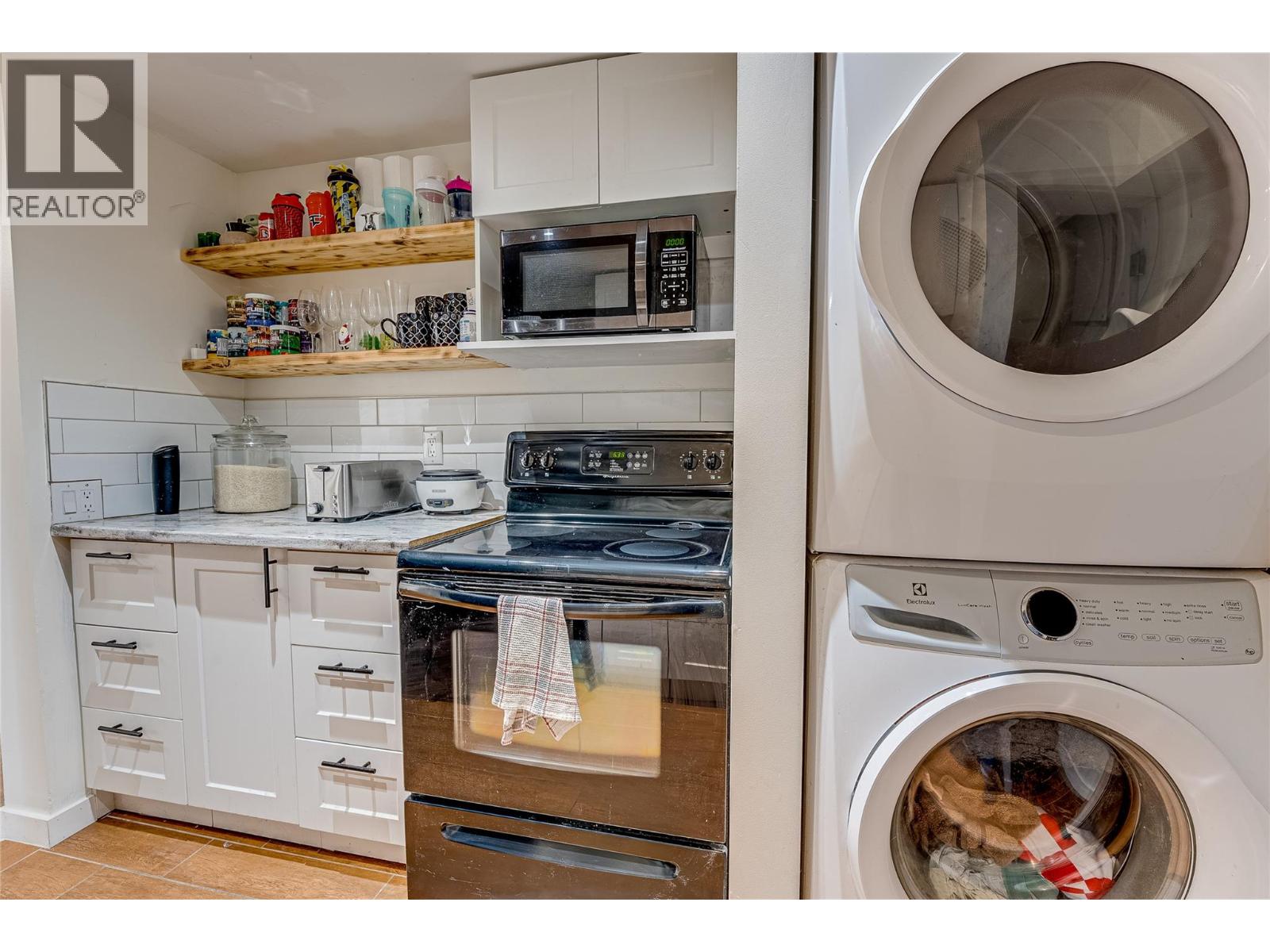 8700 Lakeview Drive, Coldstream