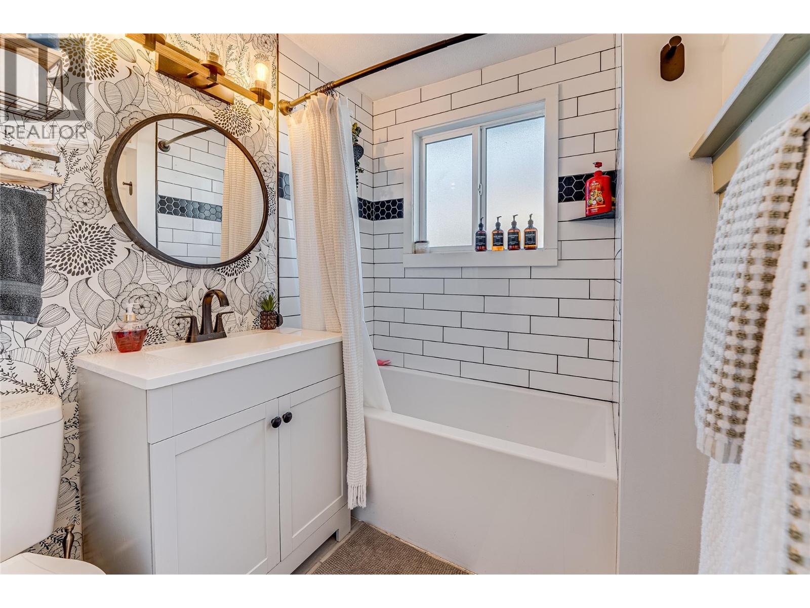 8700 Lakeview Drive, Coldstream