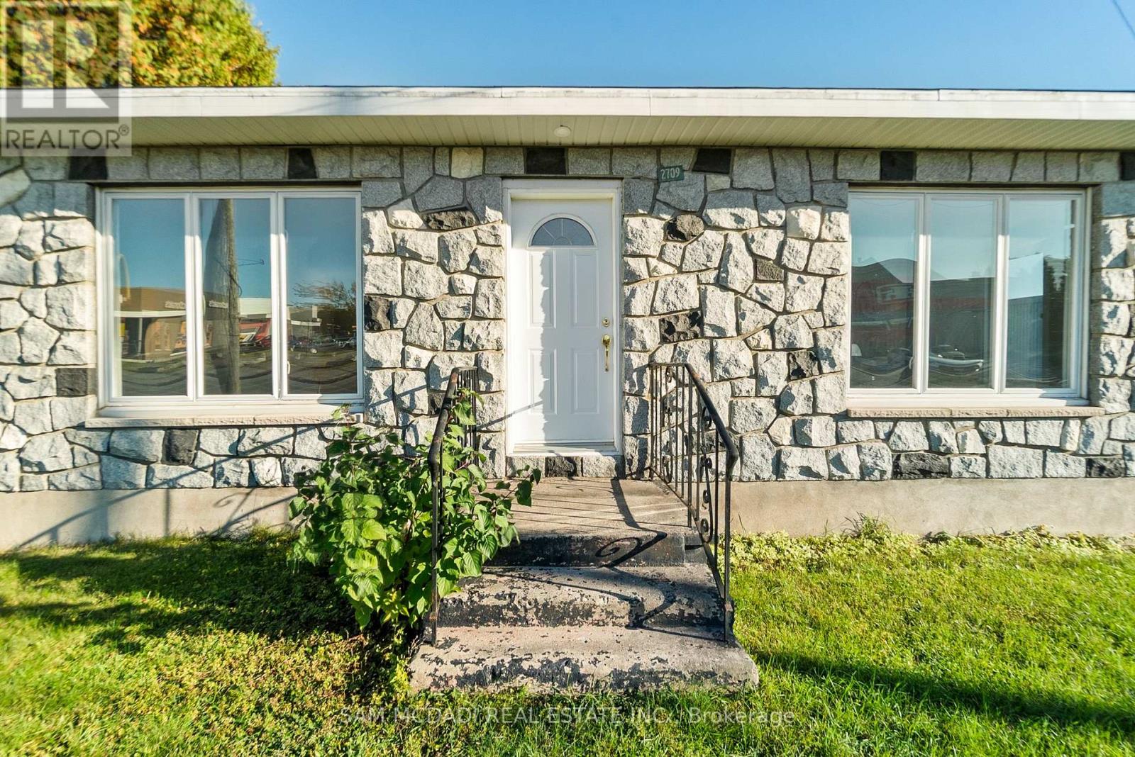 2709 LAURIER STREET - 1