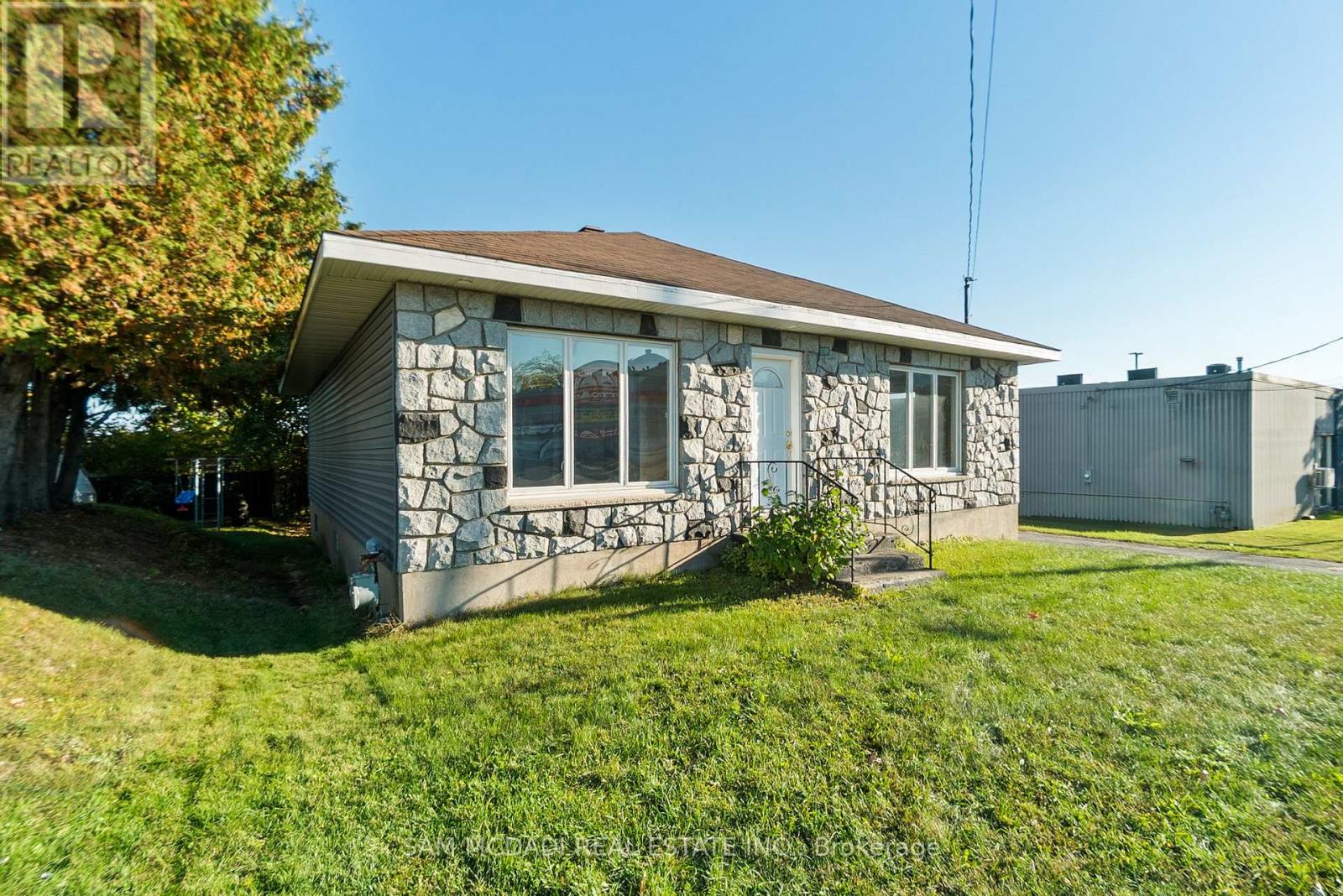 2709 LAURIER STREET - 3