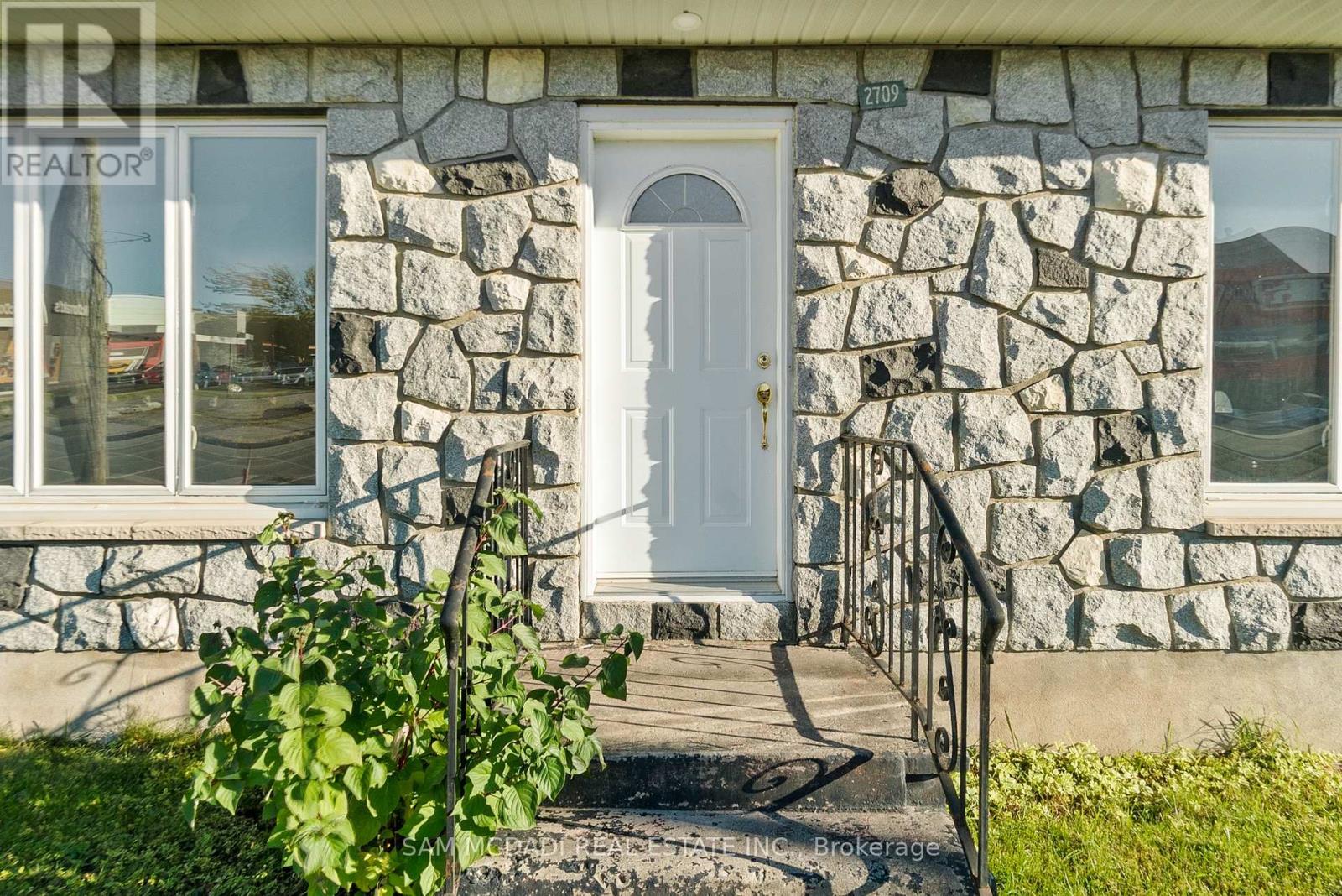 2709 LAURIER STREET - 5