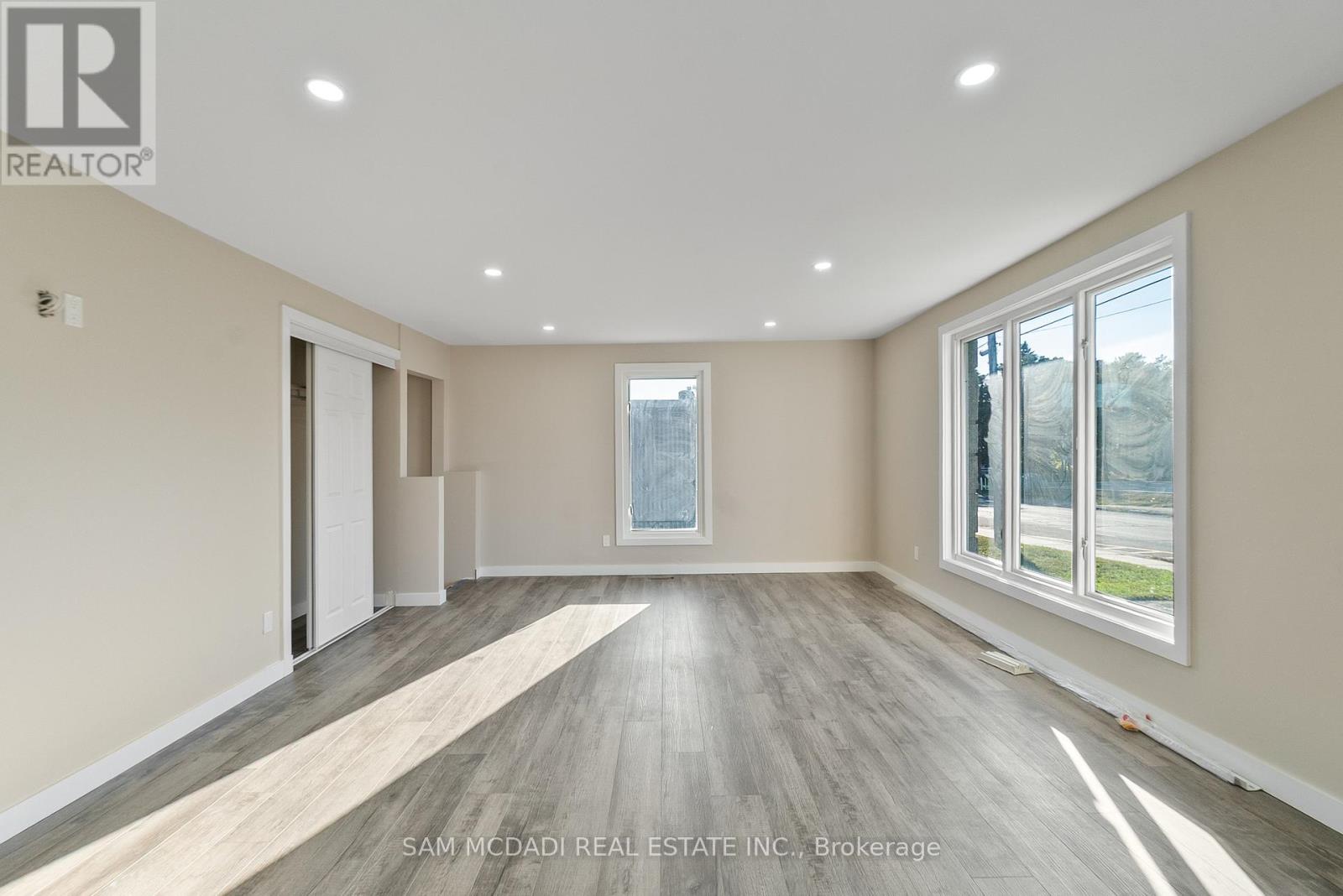 2709 LAURIER STREET - 8