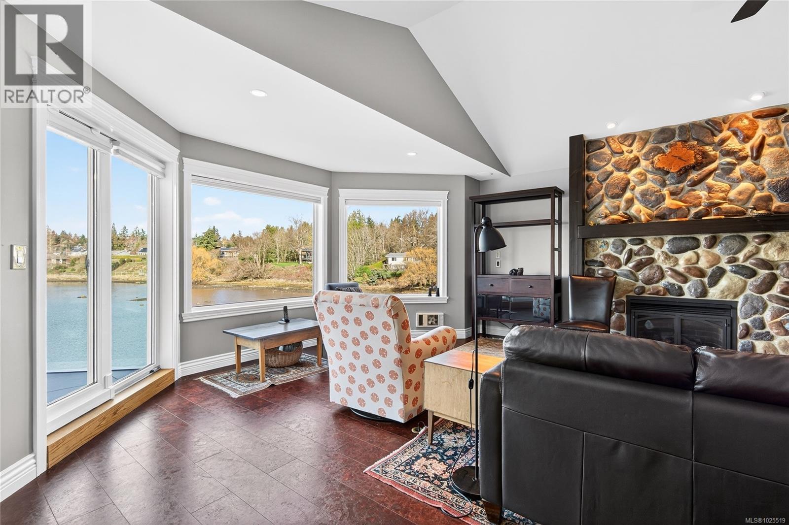 118 1807 Beaufort Ave, Comox