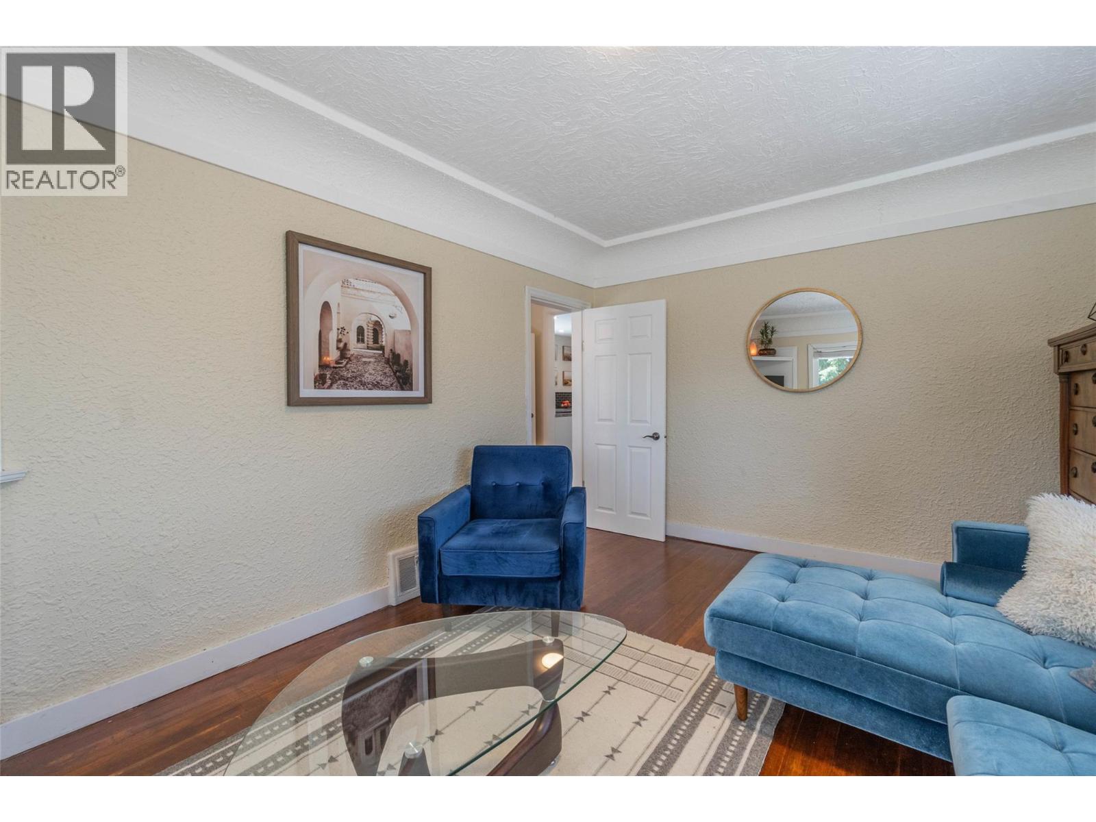  860 Fairview Road, Oliver