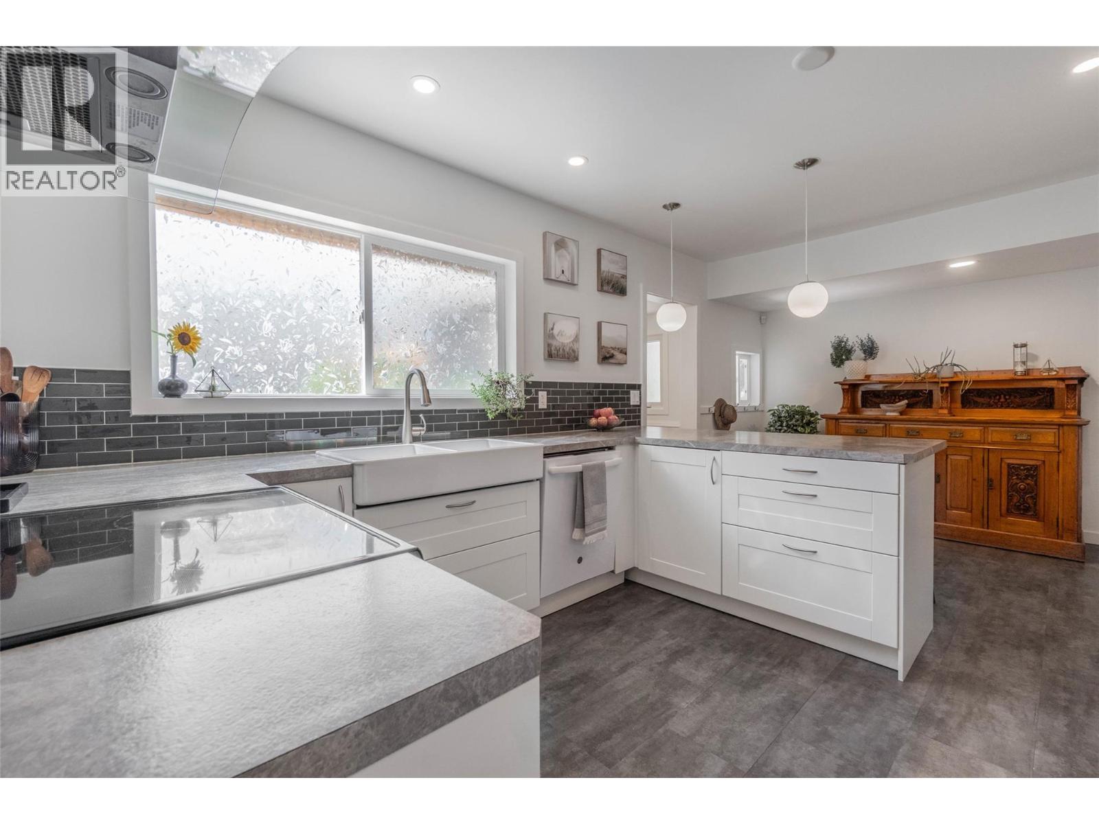  860 Fairview Road, Oliver