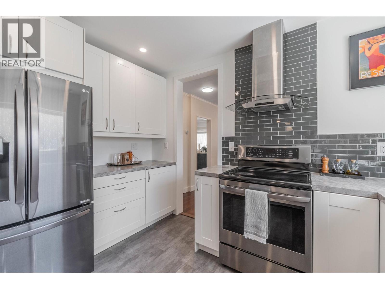  860 Fairview Road, Oliver