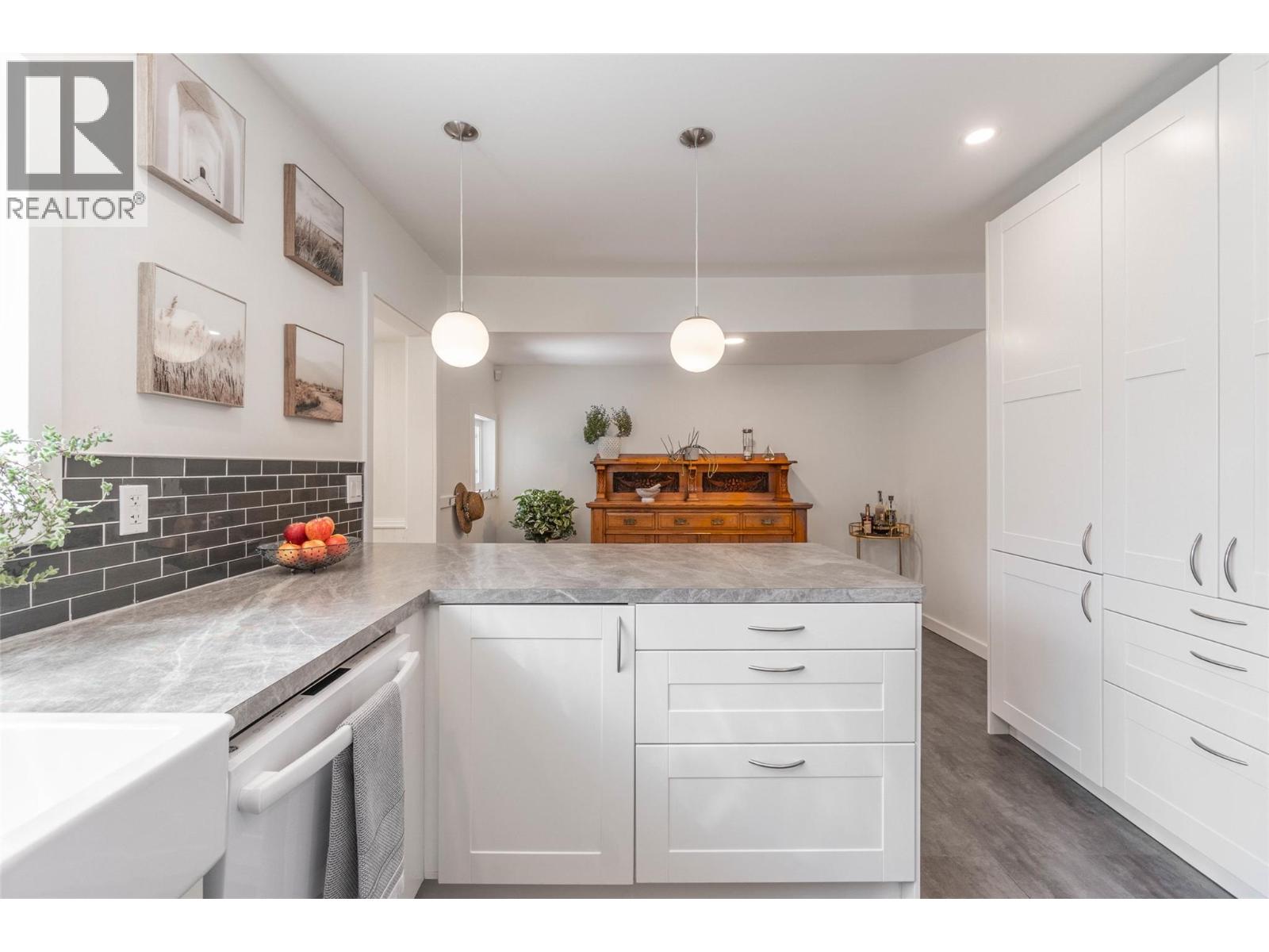  860 Fairview Road, Oliver