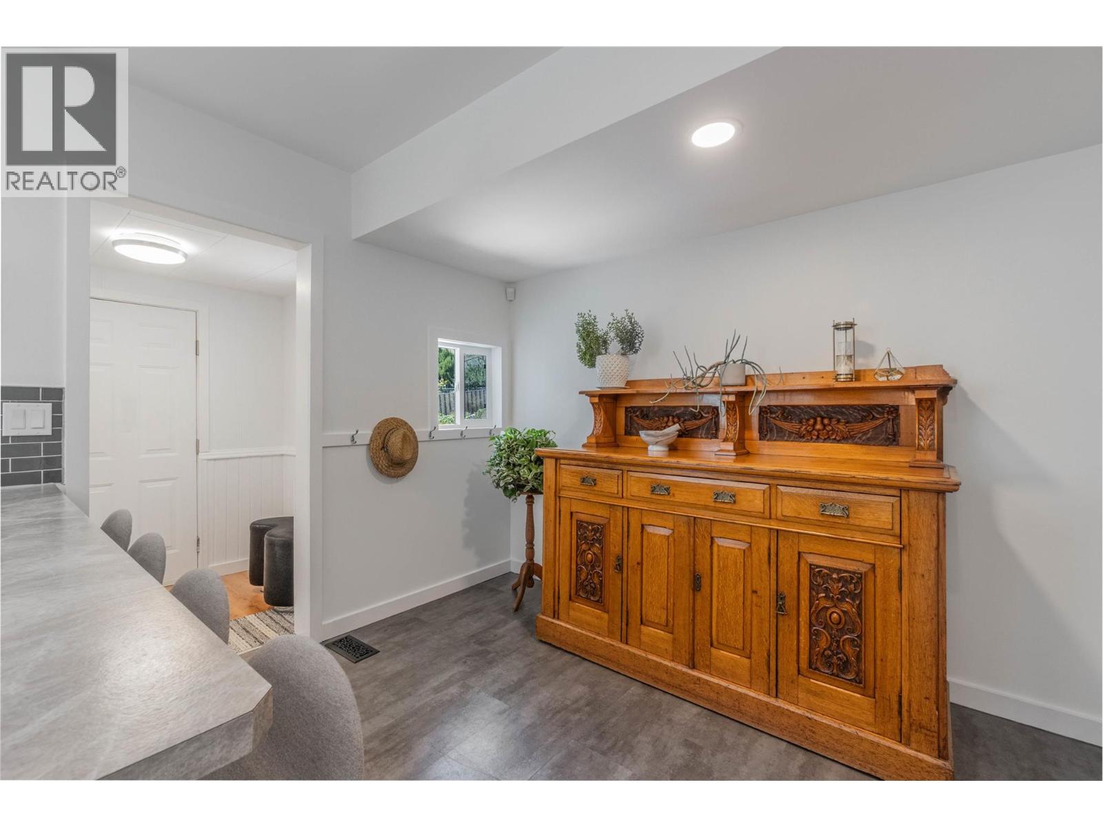  860 Fairview Road, Oliver