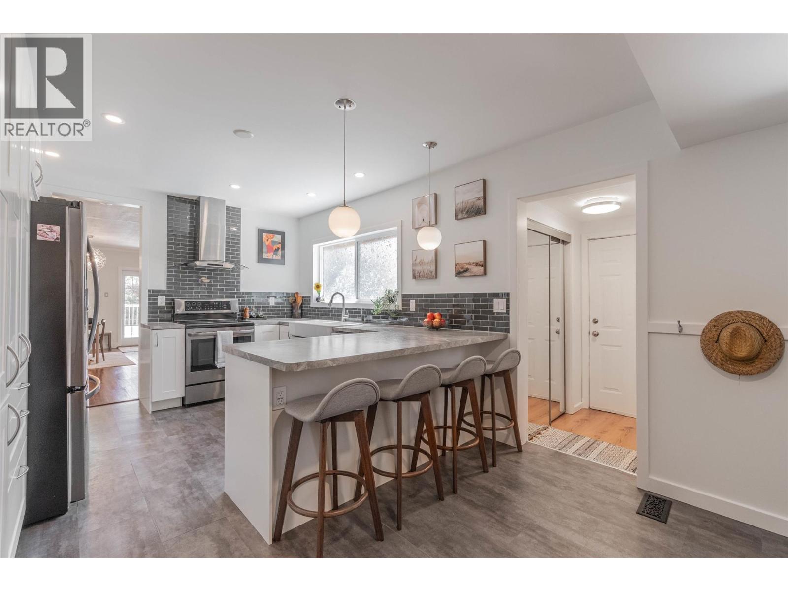  860 Fairview Road, Oliver