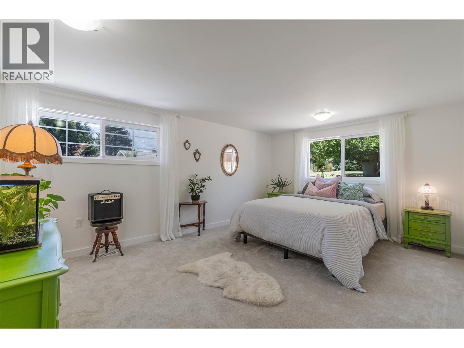  860 Fairview Road, Oliver